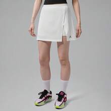 Jordan Rok Mini Olahraga Belahan Serbaguna dengan Motif Pemain Basket Wanita - Hitam dan Putih - View 1