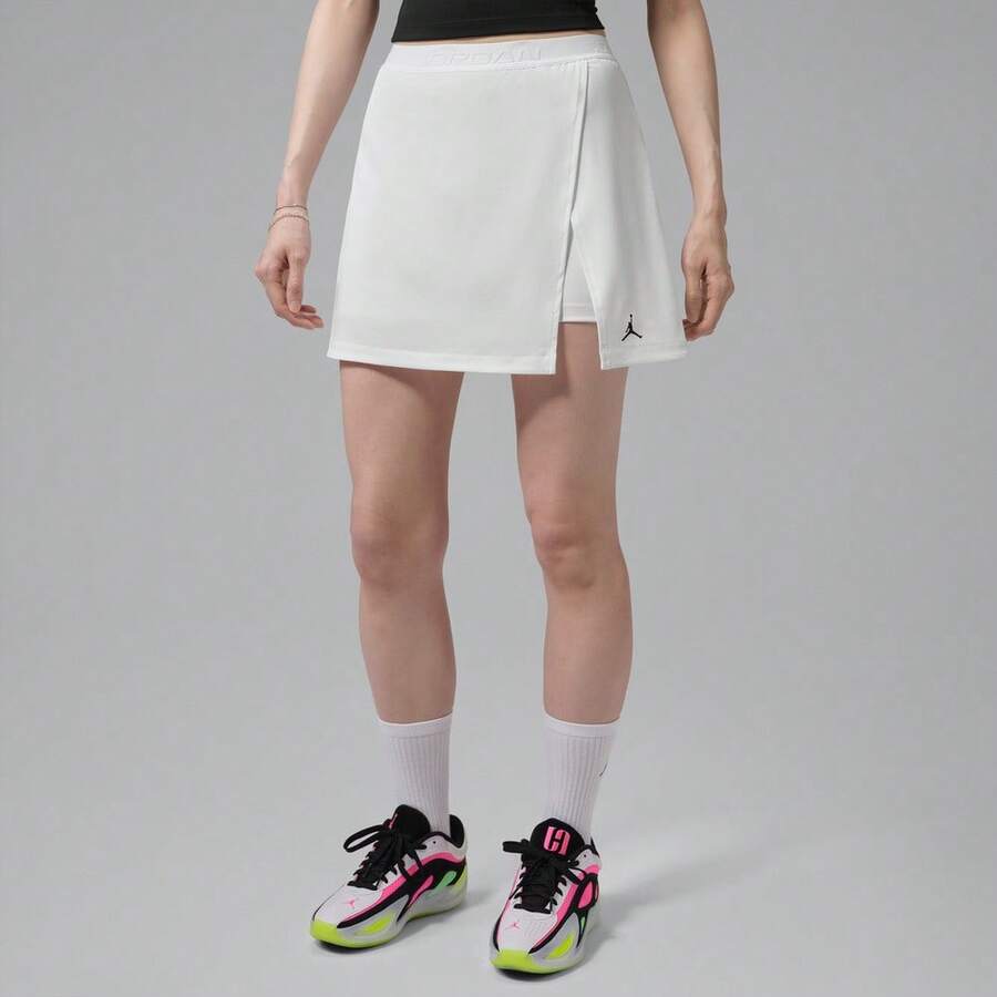 Jordan Rok Mini Olahraga Belahan Serbaguna dengan Motif Pemain Basket Wanita - Hitam dan Putih - View 1