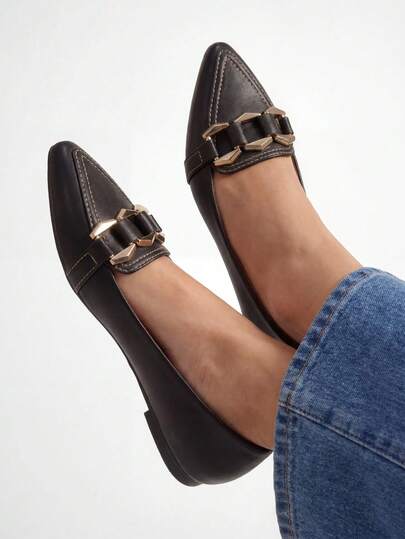 Sapatilha Feminina Bico Fino Preto com Enfeite Dourado | Talita
