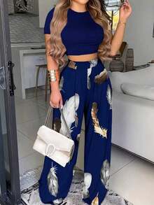 Conjunto de 2 piezas para mujer con top corto de unicolor y pantalones largos con estampado de plumas - Azul - Ver 1