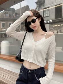 Áo khoác cardigan nữ màu trắng dáng ngắn, cổ chữ V, tay dài, điểm xuyết họa tiết bướm tinh tế. - trắng - Xem 2