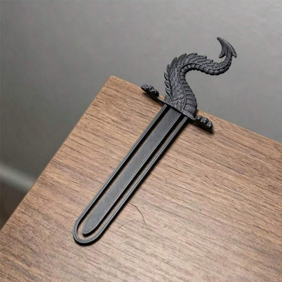 1 Stück 3D geschnitzter Drachen-Schwanz-förmiger Lesezeichen, mit schwertförmiger Klinge, perfekt verschmelzend mit gotischen und Fantasy-ästhetischen Elementen, einzigartiges Fantasy-Stil Lesezeichen Lese-Accessoire, Geschenk für Fantasy-Enthusiasten - Mehrfarbig - Übersicht 1