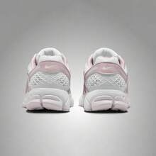 Nike 耐克女士ZOOM VOMERO 5休闲运动鞋，低帮款 FJ2028-109 - 淺粉色 - 查看 5