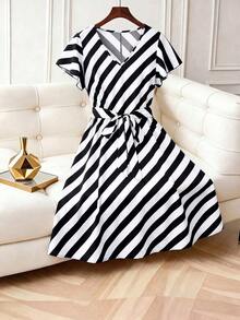 CURVE Vestido casual de talla con cuello en V a rayas, cintura con lazo, puños con volantes - Blanco y Negro - Ver 5