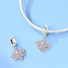 Một chiếc charm mạ bạc chủ đề hoa với thiết kế độc đáo kết hợp các yếu tố của hoa đào, hoa ly và hoa tulip. Mặt dây chuyền tráng men này được điểm xuyết bằng kim cương và có thể kết hợp với vòng tay hoặc dây chuyền. Là một phụ kiện làm trang sức tươi mới và thanh lịch, nó toát lên vẻ quyến rũ mềm mại và nữ tính, hoàn hảo cho cả các dự án DIY và đeo hàng ngày. - Nhiều màu - Xem 9