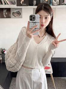 Áo khoác cardigan nữ màu trắng dáng ngắn, cổ chữ V, tay dài, điểm xuyết họa tiết bướm tinh tế. - trắng - Xem 5