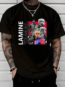 Artistic Portrait Reflecting The Energy Of Football With Figures In Motion Against A Red Background And Contrasting Gray Tones, Evoking Strength, Passion, And Self-Improvement. A Modern, Comfortable Urban Men's T-Shirt For Everyday Wear And Sporting Events. - 黑色 - 查看 1