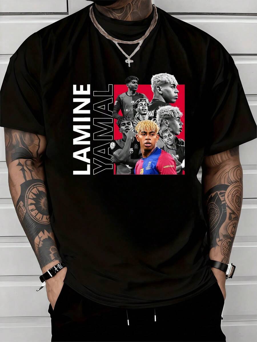 Artistic Portrait Reflecting The Energy Of Football With Figures In Motion Against A Red Background And Contrasting Gray Tones, Evoking Strength, Passion, And Self-Improvement. A Modern, Comfortable Urban Men's T-Shirt For Everyday Wear And Sporting Events. - 黑色 - 查看 1