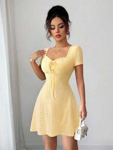 Nuevo 2026  Nuevo vestido mini de verano de ajuste ceñido con nudo delantero, de punto jacquard de crema de mantequilla sexy para mujeres - Amarillo claro - Ver 4