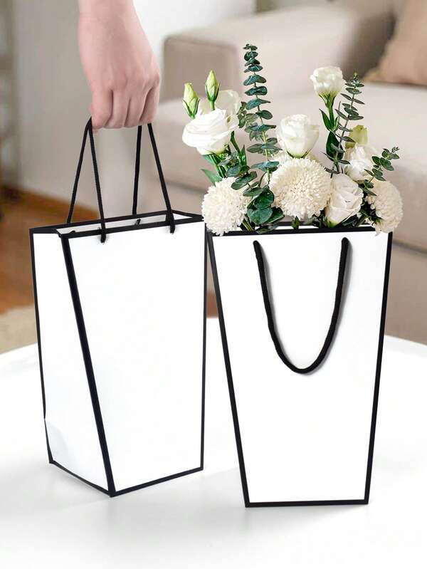 Bộ 5 túi/1 túi đựng hoa hình thang đen trắng tương phản, túi quà hoa dày dặn và chắc chắn, thiết kế hình thang giúp chống đổ, dễ dàng đựng được nhiều loại quà tặng như hoa hồng, hoa lan chuông, hoa cúc, nước hoa, son môi, thích hợp cho tiệc sinh nhật, tiệc cưới, kỷ niệm, tiệc độc thân, Ngày của Mẹ, Ngày Nhà giáo, vật dụng thiết yếu cho người bán hoa, tối giản và đa năng.
