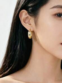 1 Pair Lightweight Luxury Exquisite Copper Zirconia Inlaid Butterfly Geometric Round Stud Earrings, Small Minimalist Versatile Hollow Earrings For Women, Date Gift - Round - View 3