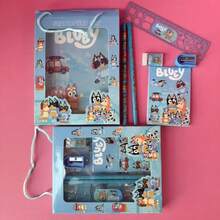 Bluey 6件套布鲁伊家庭宾果朋友文具套装（包括钢笔、尺子、卷笔刀、橡皮和笔记本），布鲁伊便携式文具套装礼盒，可爱卡通风格，派对小礼物，实用办公桌配件，理想的返校礼物，生日礼物，派对小礼物和奖励奖品，节日和派对用品 - A - 查看 8