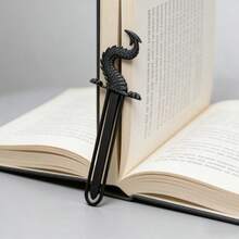 1 Stück 3D geschnitzter Drachen-Schwanz-förmiger Lesezeichen, mit schwertförmiger Klinge, perfekt verschmelzend mit gotischen und Fantasy-ästhetischen Elementen, einzigartiges Fantasy-Stil Lesezeichen Lese-Accessoire, Geschenk für Fantasy-Enthusiasten - Mehrfarbig - Übersicht 9