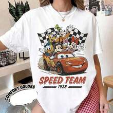 Disney 1PC Licensed "Vintage Racing-Themed Mickey Minnie Donald Daisy Goofy Pluto Riding Lightning McQueen Race Car With Checkered Flags" Cartoon Printed Oversized T-Shirt, Short Sleeve Tee For Disney Parks, Family Vacations & Race-Themed Outings. 2026 New Style, Ideal For Family Matching Outfits, Unisex For All Ages. High-Quality Cotton Fabric, Soft & Breathable. Classic Retro Speed-Team Design Decorated With Racing Stripes And Grunge Texture, Perfect Gift For Disney Cars And Racing-Loving Fans. - trắng - Xem 1