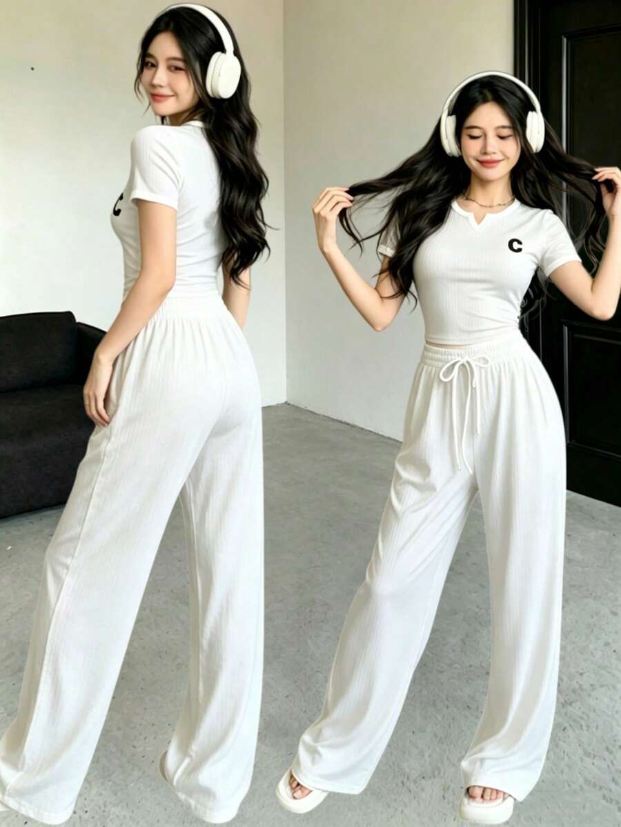 The Best Gift For Mother's Day: Women's 2-Piece Activewear Set With A Round Neck, Short-Sleeved Top, And Long Pants. A Minimalist, Solid-Color Short-Sleeved Top And Pants Set. Casual Outfit. - 白色 - 查看 1