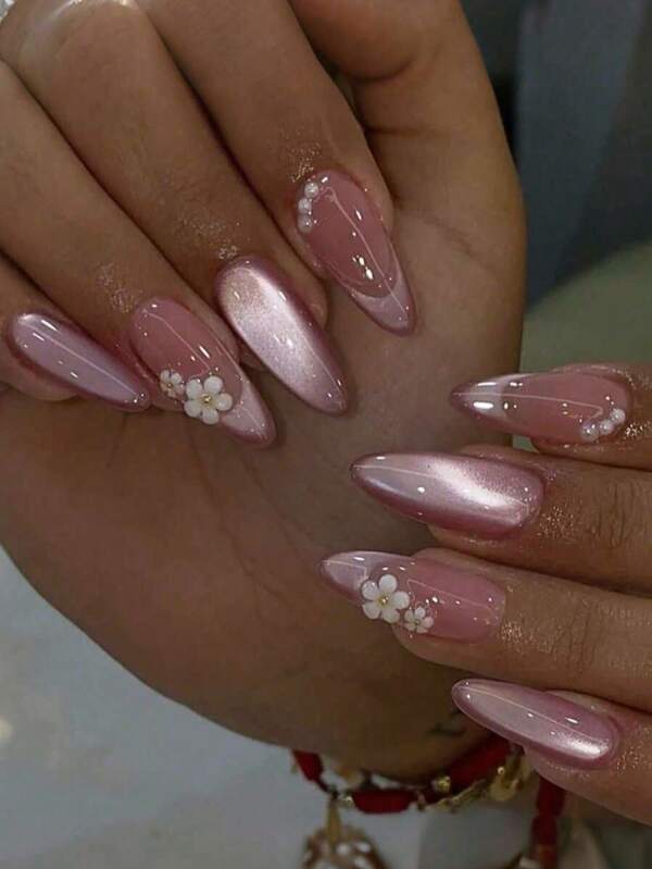 24 Pieces Pink Cat Eye 3D Flower Almond Shaped Nail Set. Featuring A Pink Brown Cat Eye Base Color, 3D White Flowers And White Pearl Decorations, It Is Perfect For Dates, Daily Wear, And Vacations. Nails