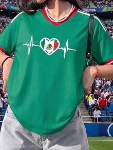Camiseta de fútbol para hombre y mujer de la Copa Mundial 2026, estampada con la bandera nacional y el escudo de armas de México. Simboliza la pasión y el orgullo deportivo de México en el torneo de la Copa del Mundo. Esta camiseta holgada es perfecta para usar en el Día de la Independencia y también es un excelente regalo para los aficionados al fútbol. - Verde - Ver 1
