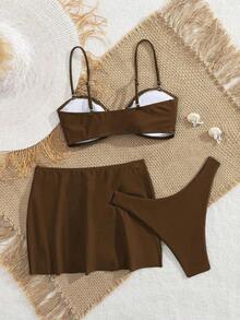 Swim Vcay Set de 3 piezas Conjunto de bikini de verano para mujer con top corto de tela de ganchillo con patrón de ola de color contrastante y decoración de metal, emparejado con Bottom de bikini de corte alto sólido en marrón y falda pareo asimétrica con decoración de metal, con tirantes desmontables, adecuado para vacaciones en la isla, de vacaciones, playa, en la piscina, ambiente relajado - Café integral - Ver 8