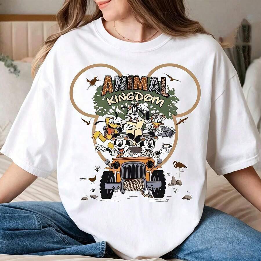 Disney Women's T-Shirt 1PC Licensed "Retro Animal Kingdom Mickey & Friends Safari Mickey‑Ear Frame" Cartoon Printed Oversized T‑Shirt, Short Sleeve Tee For Disney Travel, Vacations & Theme Parks. 2026 New Style, Ideal For Family Outings & Matching Outfits, Unisex For All Ages. High‑Quality Cotton Fabric, Soft & Breathable. Leopard‑Cheetah Animal Print Lettering & Jungle Safari Vehicle Scene Print Design, The Best Gift For Disney Fans & Safari‑Trip Families. - trắng - Xem 1