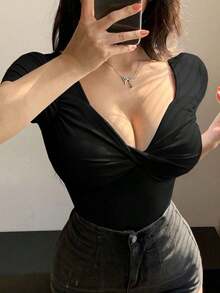 Parte superior corta ajustada con cuello en V y dobladillo retorcido de manga corta para salir, para mujeres - Negro 2 - Ver 6