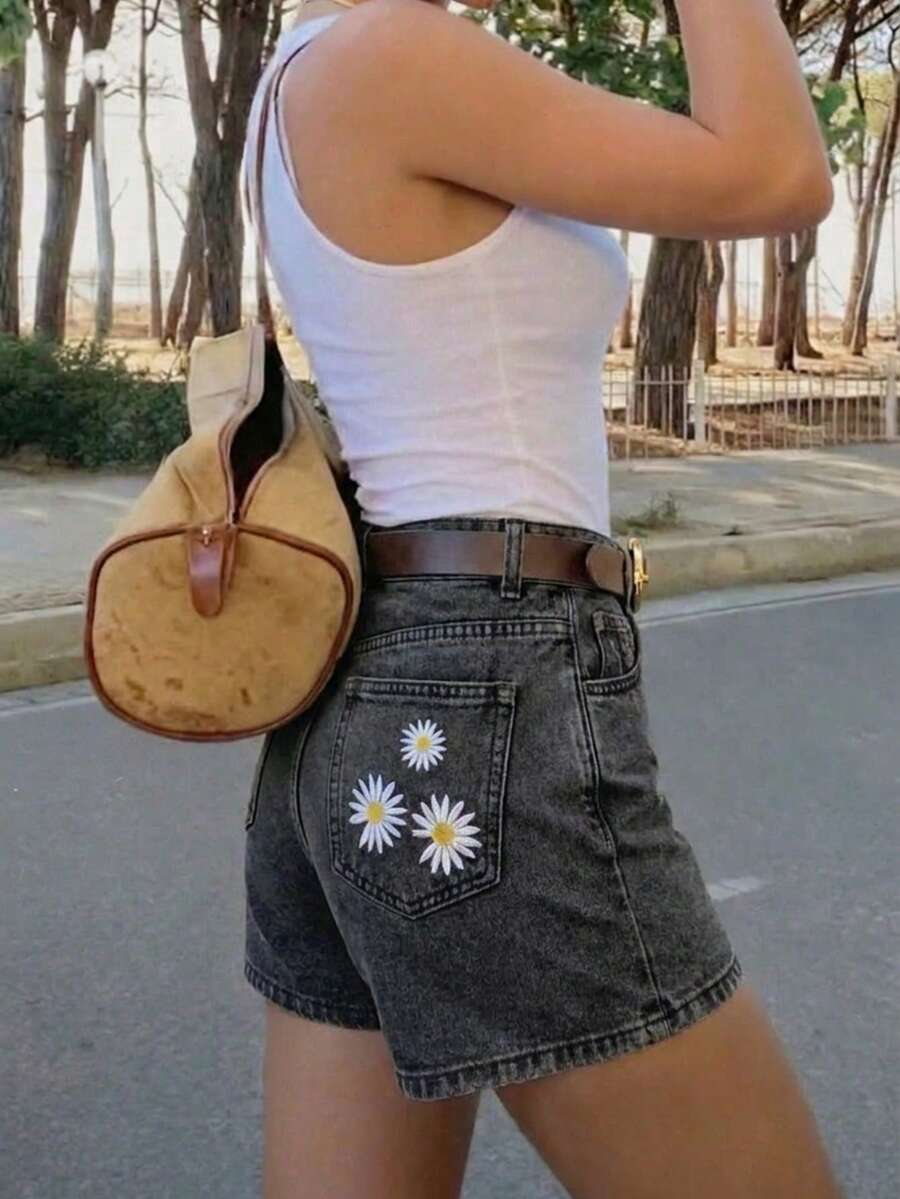 女款可愛水洗無彈力牛仔直筒短褲，雛菊刺繡設計，適合休閒夏季穿搭