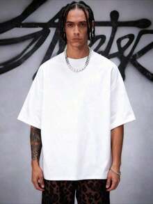 El icónico logo de The Strokes representa la esencia pura del rock  y su legado musical. Es un símbolo poderoso para los fans de la banda y su impacto cultural. Refleja una energía auténtica e identidad artística atemporal. camiseta de hombre 220g - Blanco - Ver 2