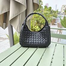 Bolso de mujer de cuero genuino tejido a mano BV Bottega Bang Bang de Andiamo Clutch Campana 2026, nuevo bolso de lujo ligero de nicho, bolso de mano tejido a mano, bolso de hombro, bolso texturizado para mujer. - Negro - Ver 3