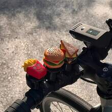 Estos dos divertidos timbres de bicicleta de dibujos animados son adecuados para bicicletas de montaña, patinetes y motocicletas. Estos divertidos accesorios de ciclismo son perfectos para ir al trabajo, viajes por carretera y ciclismo al aire libre. Son artículos esenciales para el día a día y imprescindibles para la vuelta al colegio. - Ver 1
