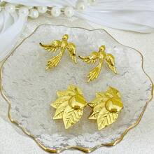 复古金色不锈钢耳环，女士必备配饰，采用优质不锈钢制成，低致敏性，不易褪色，防锈，并带有闪亮的金属光泽。设计风格涵盖复古、甜美和简约，适合日常通勤和搭配各种服饰。 - 彩色 - 查看 3
