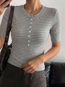 Camiseta ajustada de mujer de cuello redondo y manga corta con abertura delantera - Gris - Ver 7
