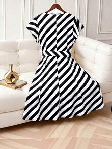 CURVE Vestido casual de talla con cuello en V a rayas, cintura con lazo, puños con volantes - Blanco y Negro - Ver 4