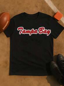 Camiseta con Diseño Tampa Bay Script para Hombres y Mujeres, Ropa para Fanáticos del Fútbol, Prenda con Espíritu de Equipo, Camisetas Casuales, Ropa Deportiva, Color Negro, Material de Algodón de Alta Calidad, Ajuste Cómodo, Idea de Regalo Perfecta |   Diseño exquisito |   Suelto y cómodo |   Fácil de combinar | - Negro - Ver 1