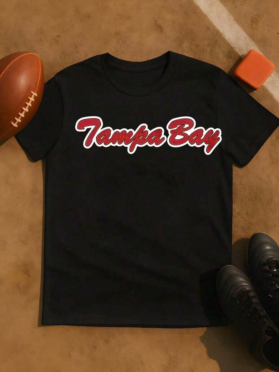 Camiseta con Diseño Tampa Bay Script para Hombres y Mujeres, Ropa para Fanáticos del Fútbol, Prenda con Espíritu de Equipo, Camisetas Casuales, Ropa Deportiva, Color Negro, Material de Algodón de Alta Calidad, Ajuste Cómodo, Idea de Regalo Perfecta |   Diseño exquisito |   Suelto y cómodo |   Fácil de combinar | - Negro - Ver 1