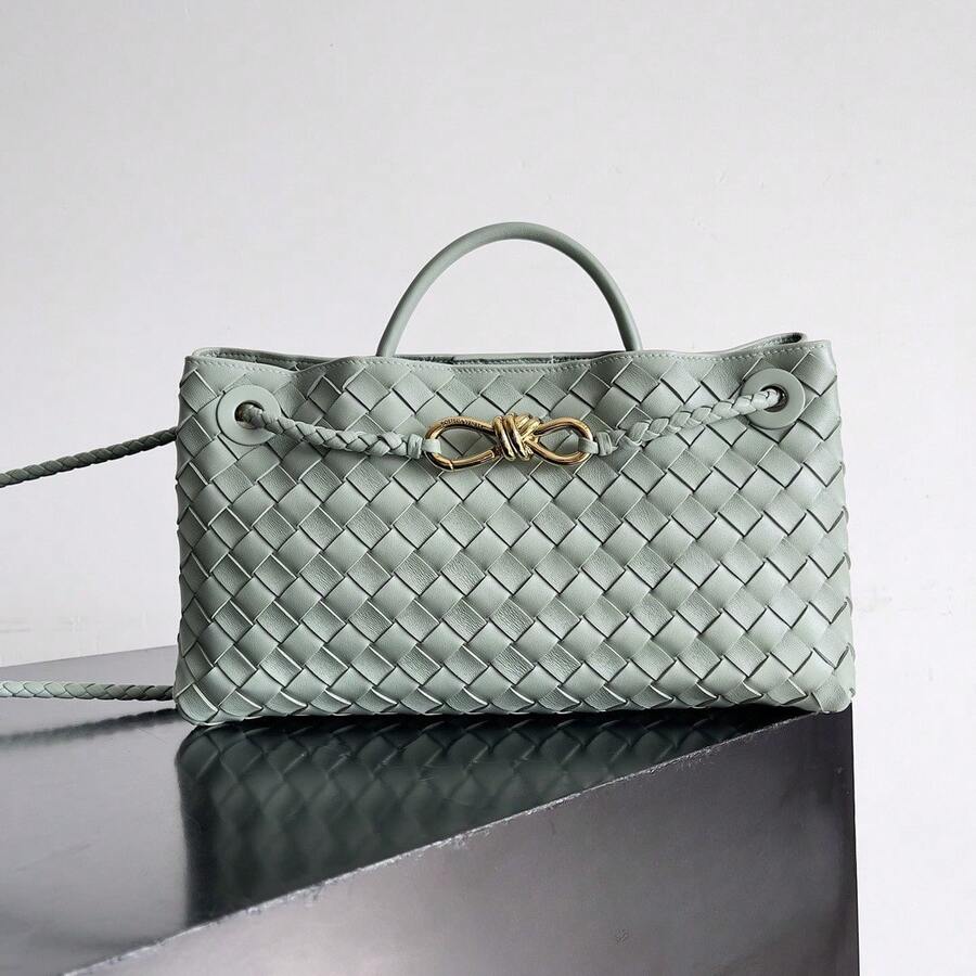 Bolso de mujer de cuero genuino tejido a mano BV Bottega Bang Bang de Andiamo Clutch Campana. En stock, nuevo bolso tote tejido de BV estilo vintage old money, bolso de mujer de nicho con hebilla de cuerda metálica, bolso de hombro de cuero genuino. - Blanco - Ver 1