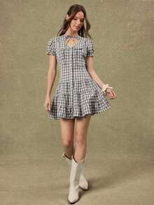 Short Women's Dress With Puff Sleeves, Ruffles, Buttons And A Low-Ruffled Waist In A Plaid Print - 藍白 - 查看 3