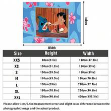 迪士尼《星际宝贝》挂毯，以莉萝喂史迪奇吃蛋糕的经典场景为主题，粉色芙蓉花边框印花，无孔背景布，非常适合派对、露营、家居装饰、场景布置和聚会展示。 - 0 - 查看 5