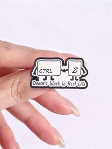 1 pieza Broche de esmalte con tecla de acceso directo Ctrl+C de dibujos animados creativos, decoración con texto manuscrito en blanco y negro "No funciona en la vida real", accesorio de moda para ropa y mochilas, regalo para amigos - Blanco y Negro - Ver 8