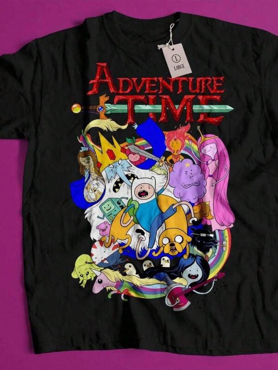 T-shirt i ren bomull för män, ADVENTURE TIMES Vintage-skjorta, ADVENTURE TIMES Finn och Jake-tröjor, ADVENTURE TIMES Tecknade fan-presenter 01 Toppar för kvinnor, Herrkläder, Herr-T-shirts, Pojk-T-shirt, Flickkläder, Flick-toppar, Flick-semesterkläder, Sommartoppar, Grafisk T-shirt, Sommarkläder, Familjmatchande kläder, Sommar-semesterkläder, Trendiga kläder för föräldrar och barn, Anime-varor, Anime-T-shirt - Grafisk T-shirt, Exklusiva T-shirts för premium-fans, Unisex avslappnade kortärmade T-shirts, Ett måste för fans, Lämplig för festivaler, fester, hemmakläder, dagliga pendlingar. - Svart - Visa 1