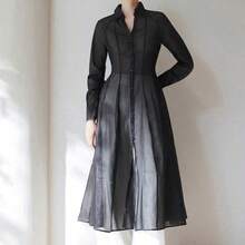 Camisa elegante y sexy de tela texturizada transparente, vestido camisa maxi con cuello en V, mangas de pétalo, manga larga, cintura ceñida y falda plisada y acampanada para mujeres - Negro - Ver 7