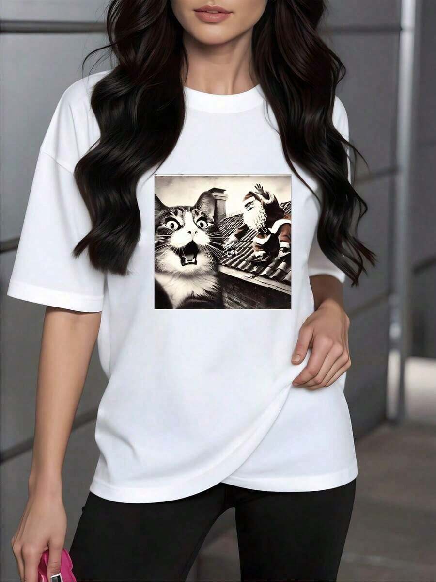Minimalist Surprised Cat Watching Santa Claus On A Rooftop Symbolizing The Magic And Wonder Of Christmas. Women's T-Shirt, 100% Soft And Comfortable Cotton. Loose, Versatile Short-Sleeve T-Shirt For Women. - 白色的 - 查看 1