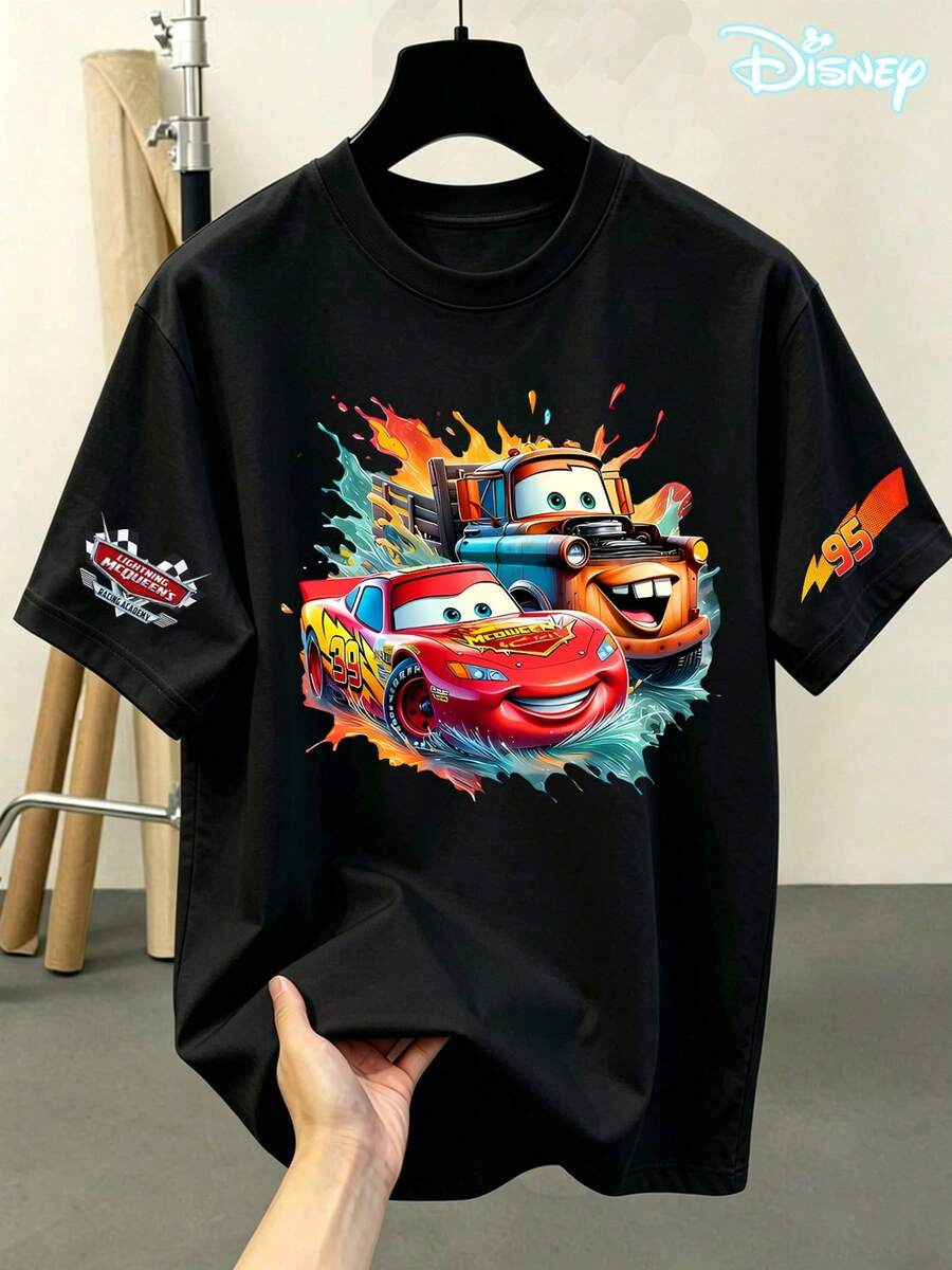 Disney Lightning McQueen 95 Racing Short-Sleeved T-Shirt With A Double-Sleeve Print, Featuring Classic Cartoon Elements From The Racing Movie Combined With Vintage Racing Lines, Classic Painted Flags, And Flame Details, Creating A Speed-Racing-Themed Design. Made From Soft, Breathable, 100% Pure Cotton Fabric, This White, Loose-Fitting T-Shirt Is Perfect For Disney Fans, Racing Enthusiasts, And Students. It's Ideal For Everyday Commuting, Campus Life, Outdoor Activities, And Themed Parties. This T-Shirt Series, Which Combines Iconic Disney Racing Elements With The Famous Number 95 And Retro Racing Lines, Blends American Street Style With Cartoon Patterns That Are Very Popular With Teenagers And Homebodies. - màu đen - Xem 1