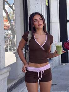Bộ đồ nữ HoloChill 2026 mới, kiểu dáng thường ngày với viền tương phản, gồm áo crop top cổ chữ V buộc dây phía trước và quần short, trang phục thường ngày hoàn hảo cho mùa hè, phù hợp cho kỳ nghỉ, tiệc tùng, đi biển, và phong cách thường ngày thanh lịch. - Cà phê nâu - Xem 2