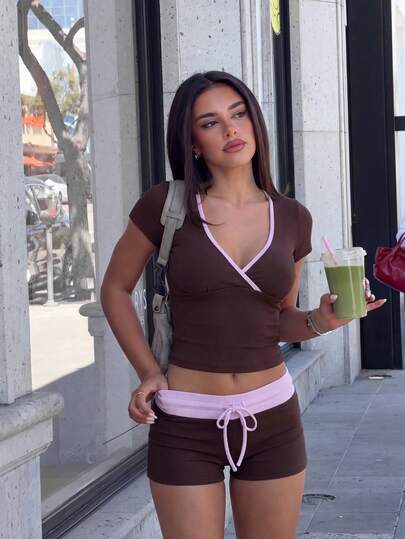 Bộ đồ nữ HoloChill 2026 mới, kiểu dáng thường ngày với viền tương phản, gồm áo crop top cổ chữ V buộc dây phía trước và quần short, trang phục thường ngày hoàn hảo cho mùa hè, phù hợp cho kỳ nghỉ, tiệc tùng, đi biển, và phong cách thường ngày thanh lịch.