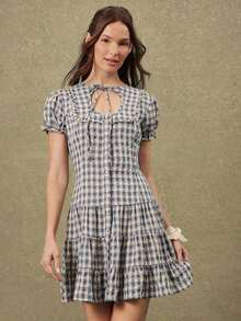 Short Women's Dress With Puff Sleeves, Ruffles, Buttons And A Low-Ruffled Waist In A Plaid Print - 藍白 - 查看 4