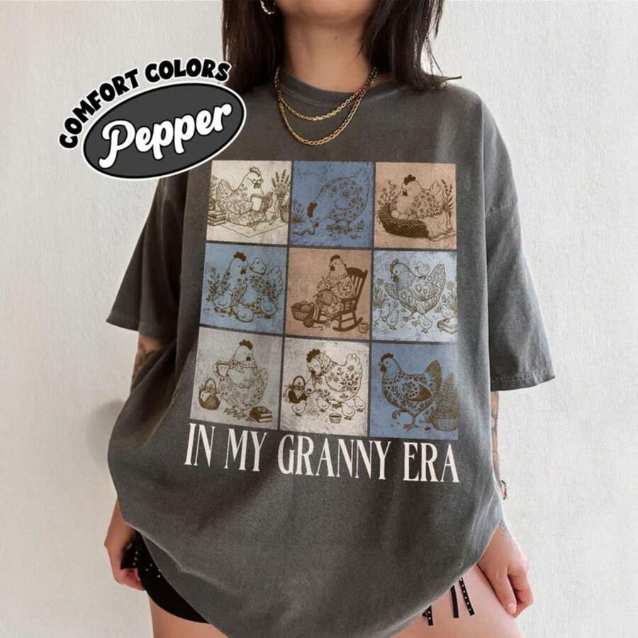 'In My Grandma's Era' T-Shirt, 'Grandma Core' Graphic T-Shirt, Floral Chicken T-Shirt, Gifts For Grandmothers, Mother's Day T-Shirt - 深灰色 - 查看 1
