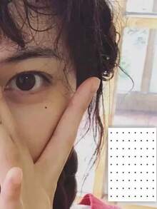 眼下那颗天然的美人痣，如同一个内置的氛围开关。蓬松的刘海勾勒出柔和的五官，一抹红唇增添了几分俏皮，指尖的浅绿色纹身则散发出一种随性活泼的气息。黑白波点图案更衬托出这颗天然的痣，每一个细节都诉说着一个温柔的女性故事。看似简单的场景，却隐藏着少女无尽的思绪。 - 黑色 - 查看 2