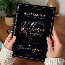 1本黑金箔螺旋笔记本，封面印有“Kollegin Värszend”艺术字体，100页大容量，适合工作、学习、写日记、日常计划。毕业、生日的绝佳礼物，实用记事本功能与精美外观相得益彰，伴您书写。 - A - 查看 4