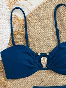 Swim Vcay Set de 3 piezas Conjunto de bikini de verano para mujer con top corto de tela de ganchillo con patrón de ola de color contrastante y decoración de metal, emparejado con Bottom de bikini de corte alto sólido en marrón y falda pareo asimétrica con decoración de metal, con tirantes desmontables, adecuado para vacaciones en la isla, de vacaciones, playa, en la piscina, ambiente relajado - Azul - Ver 4