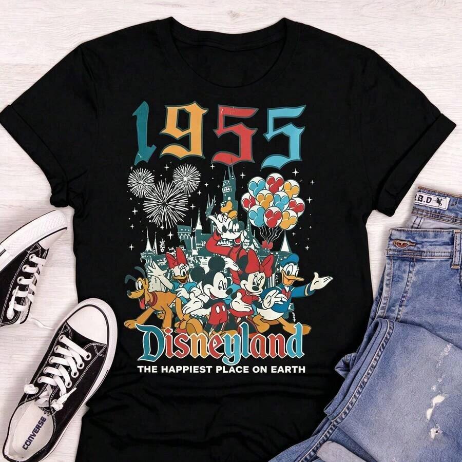 Disney Women's T-Shirt  1PC Licensed "Vintage Distressed 1955 Disneyland Collage Featuring Mickey Minnie Donald Daisy Goofy Pluto, Cinderella Castle, Fireworks & Mickey‑Shaped Balloons" Cartoon Printed Oversized T‑Shirt, Short Sleeve Tee For Disneyland Birthday Trips, Family Vacations & Group Outings. New Style, Ideal For Birthday Boy/Girl & Family Matching Outfits, Unisex For All Ages. High‑Quality Cotton Fabric, Soft & Breathable. Classic Retro‑Grunge Design With Colorful Vintage Typography, Perfect Gift For Disneyland‑Themed Birthday And Travel Groups. - màu đen - Xem 1