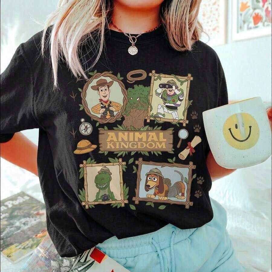 1 pièce T-shirt surdimensionné imprimé de la licence Disney "Expédition Safari du Royaume Animal avec Woody, Buzz, Rex et Slinky Dog en cadre de bambou de jouet Story". Manches courtes, pour voyages, vacances et parcs à thème Disney. Nouveau style 2026, idéal pour assortir les tenues familiales, unisexe pour tous âges. Tissu en coton de haute qualité, doux et respirant. Conception mignonne de thème explorateur de la jungle avec équipement safari, empreintes de pattes et verdure tropicale, cadeau parfait pour les fans de Disney qui aiment jouet Story et le Royaume Animal. - Noir - Voir 1